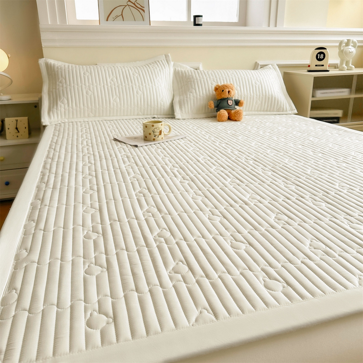 91家纺网 家纺一手货源 找家纺 雯豆家纺 2025新款加厚夹棉床褥子防滑床垫床护垫纯色素色绗缝垫子 爱心熊-床褥款月光白