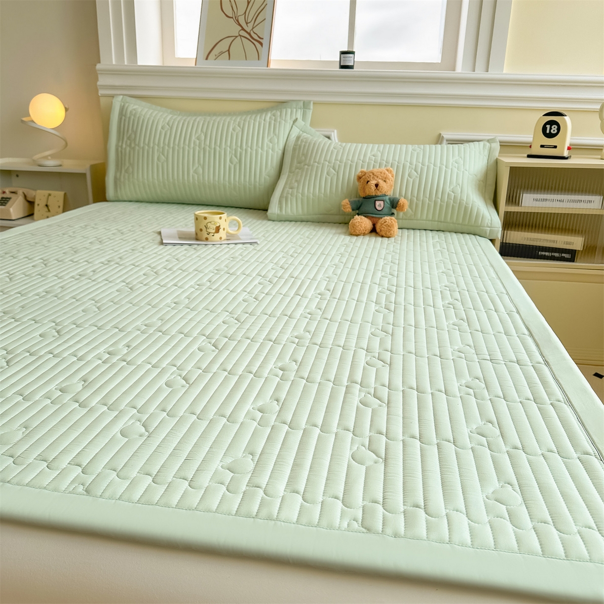 91家纺网 家纺一手货源 找家纺 雯豆家纺 2025新款加厚夹棉床褥子防滑床垫床护垫纯色素色绗缝垫子 爱心熊-床褥款清雅绿