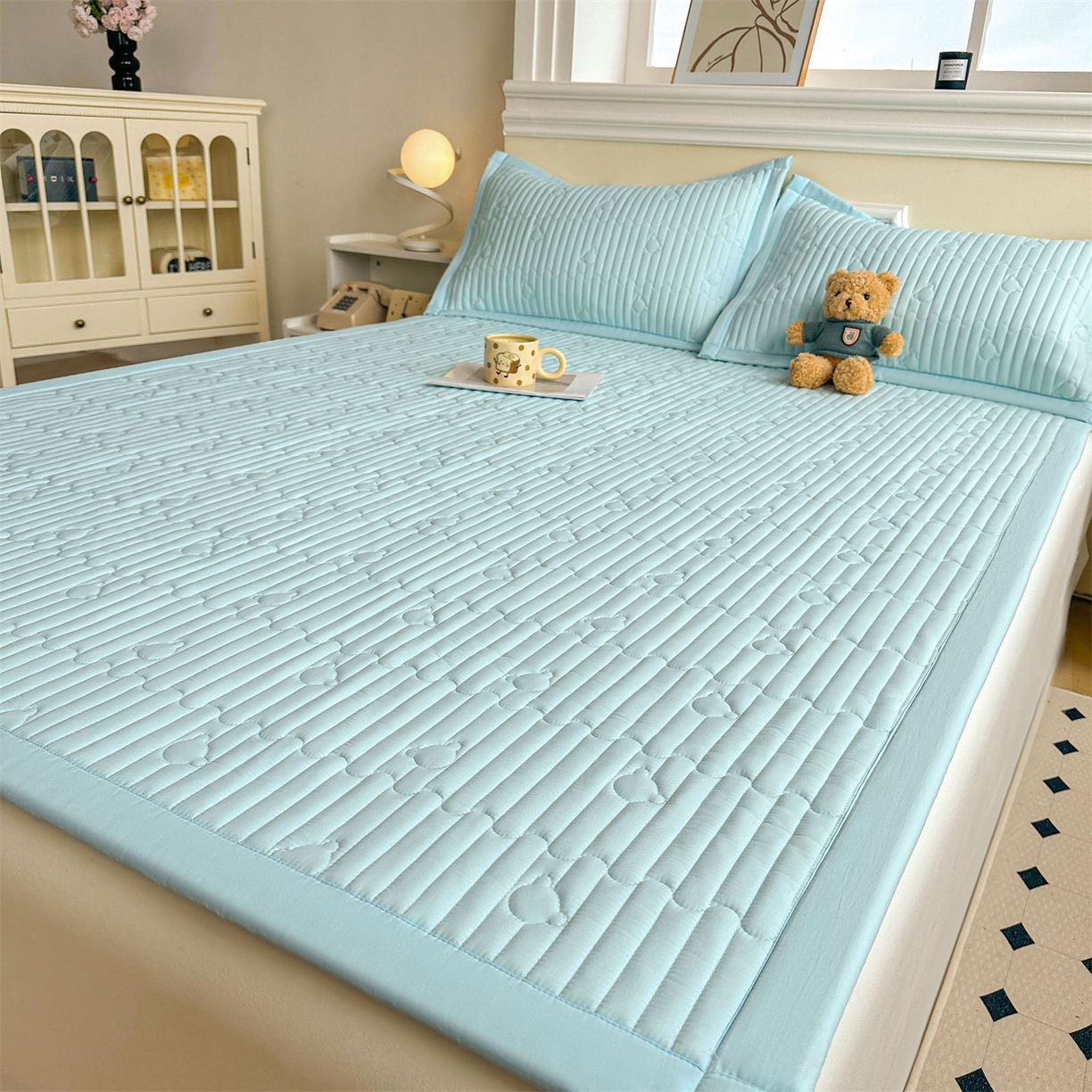 91家纺网 家纺一手货源 找家纺 雯豆家纺 2025新款加厚夹棉床褥子防滑床垫床护垫纯色素色绗缝垫子 爱心熊-床褥款淡水蓝