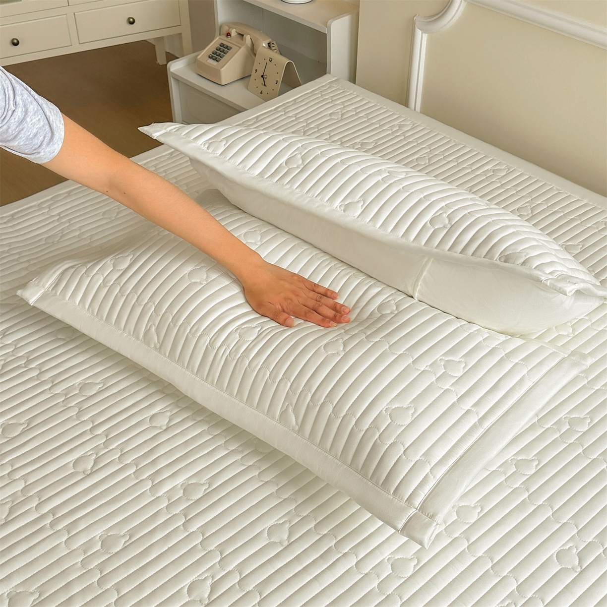 91家纺网 家纺一手货源 找家纺 雯豆家纺 2025新款加厚夹棉床褥子防滑床垫床护垫纯色素色绗缝垫子 爱心熊-床褥款月光白