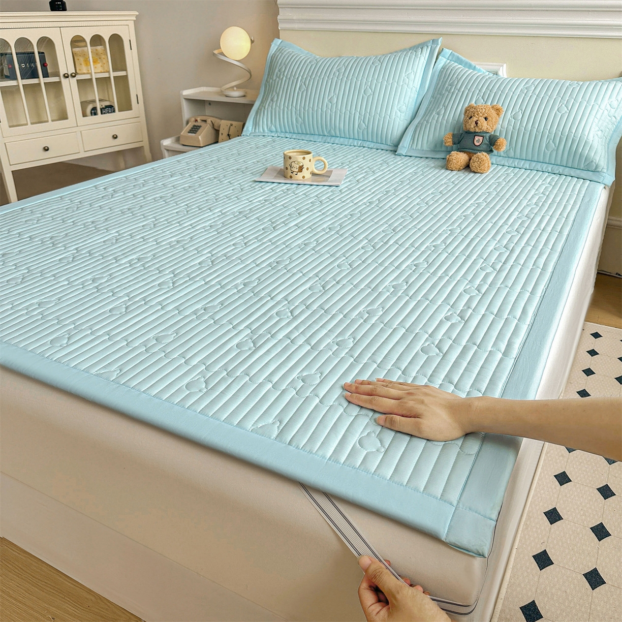 91家纺网 家纺一手货源 找家纺 雯豆家纺 2025新款加厚夹棉床褥子防滑床垫床护垫纯色素色绗缝垫子 爱心熊-床褥款淡水蓝