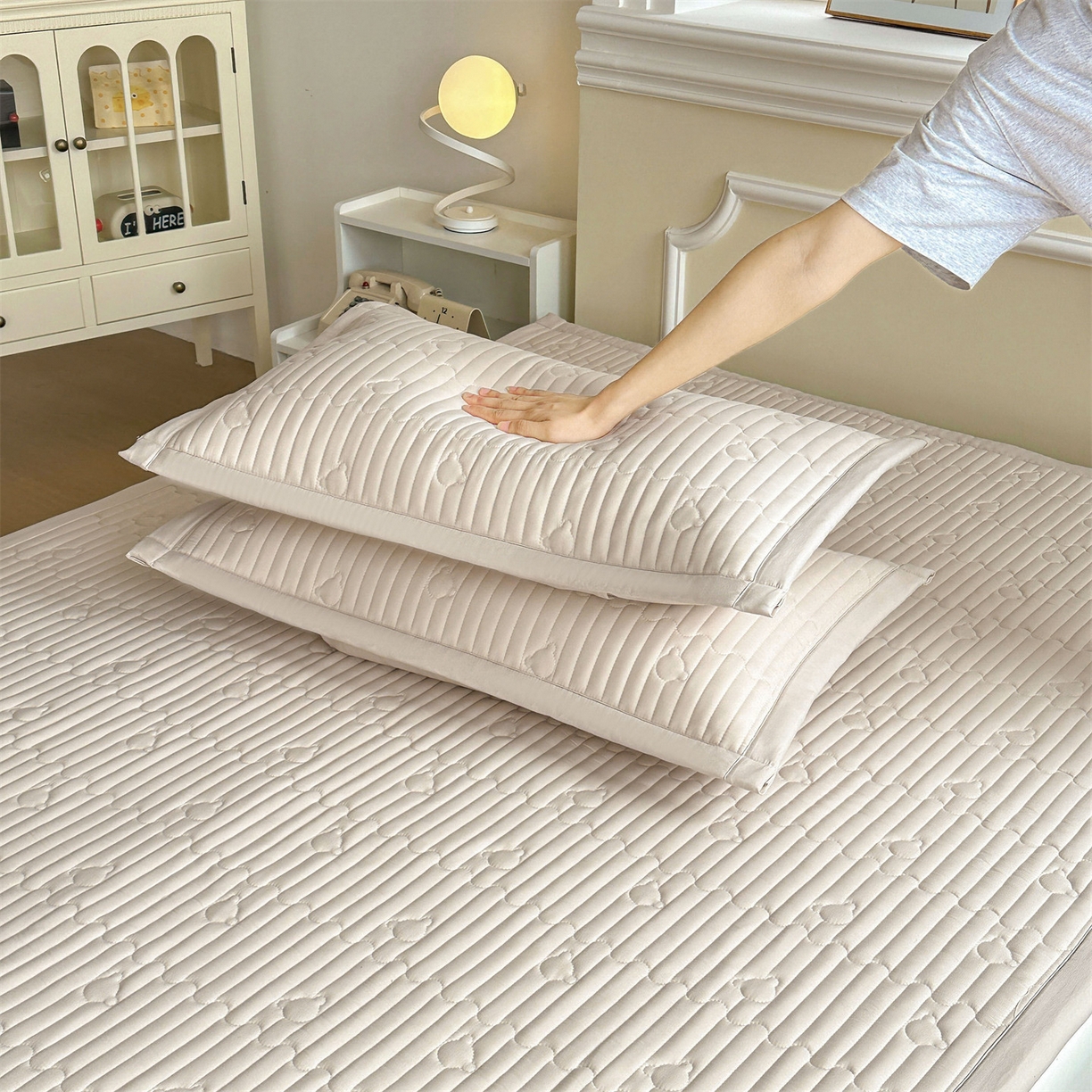 91家纺网 家纺一手货源 找家纺 雯豆家纺 2025新款加厚夹棉床褥子防滑床垫床护垫纯色素色绗缝垫子 爱心熊-床褥款奶咖