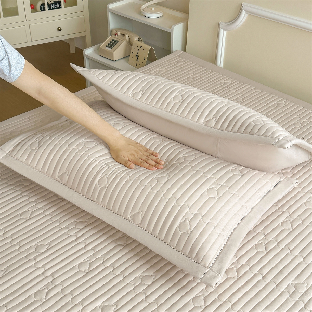 91家纺网 家纺一手货源 找家纺 雯豆家纺 2025新款加厚夹棉床褥子防滑床垫床护垫纯色素色绗缝垫子 爱心熊-床褥款奶咖