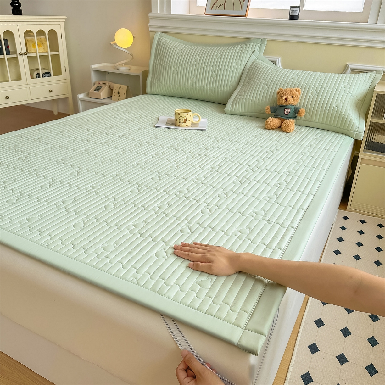 91家纺网 家纺一手货源 找家纺 雯豆家纺 2025新款加厚夹棉床褥子防滑床垫床护垫纯色素色绗缝垫子 爱心熊-床褥款清雅绿