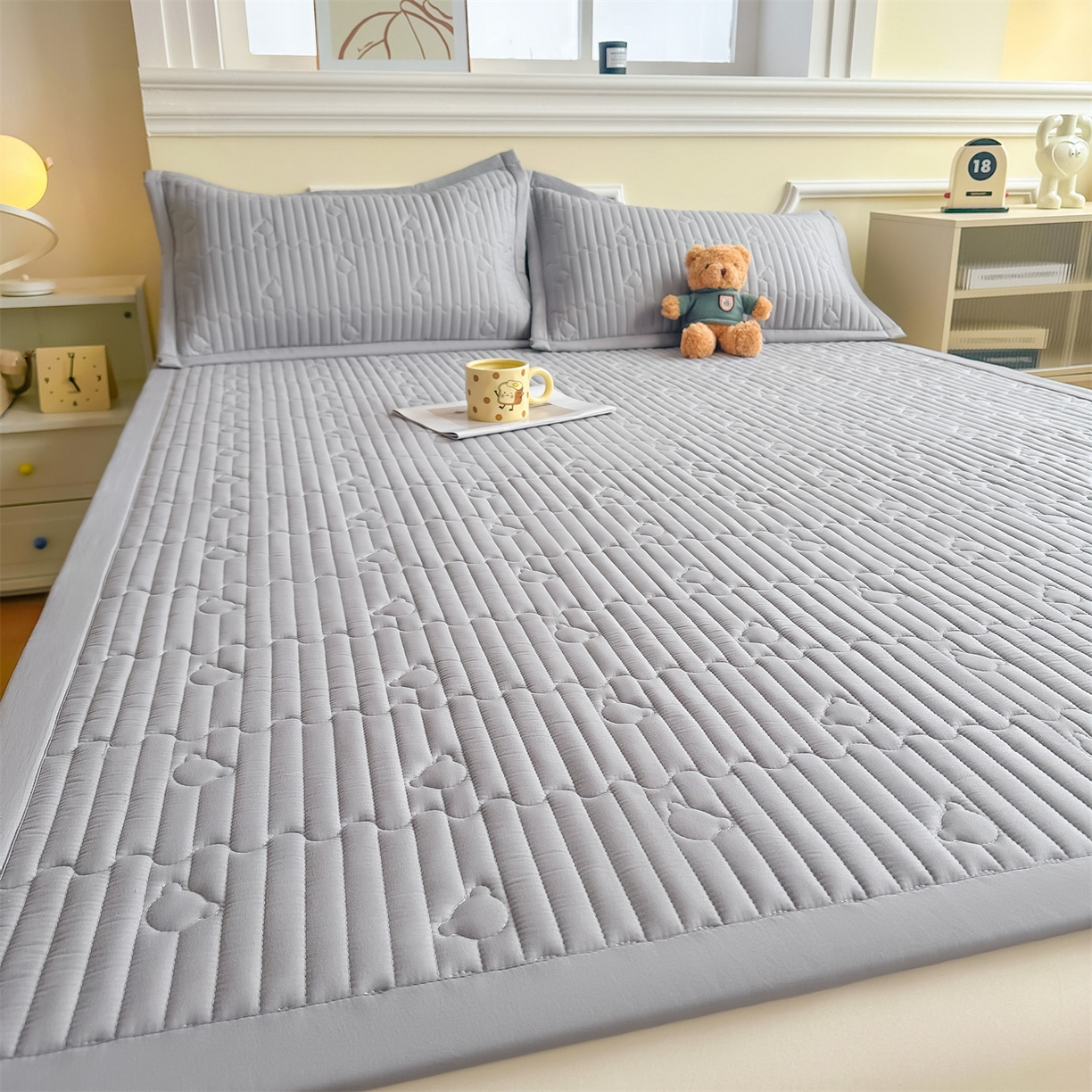 91家纺网 家纺一手货源 找家纺 雯豆家纺 2025新款加厚夹棉床褥子防滑床垫床护垫纯色素色绗缝垫子 爱心熊-床褥款暮云灰