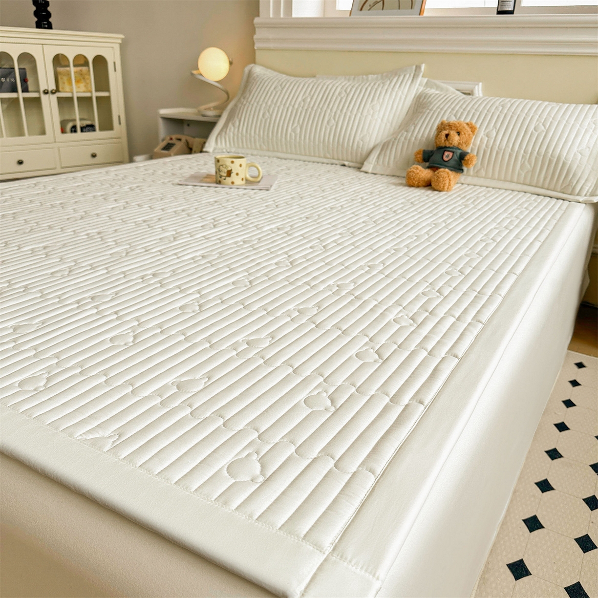 91家纺网 家纺一手货源 找家纺 雯豆家纺 2025新款加厚夹棉床褥子防滑床垫床护垫纯色素色绗缝垫子 爱心熊-床褥款月光白