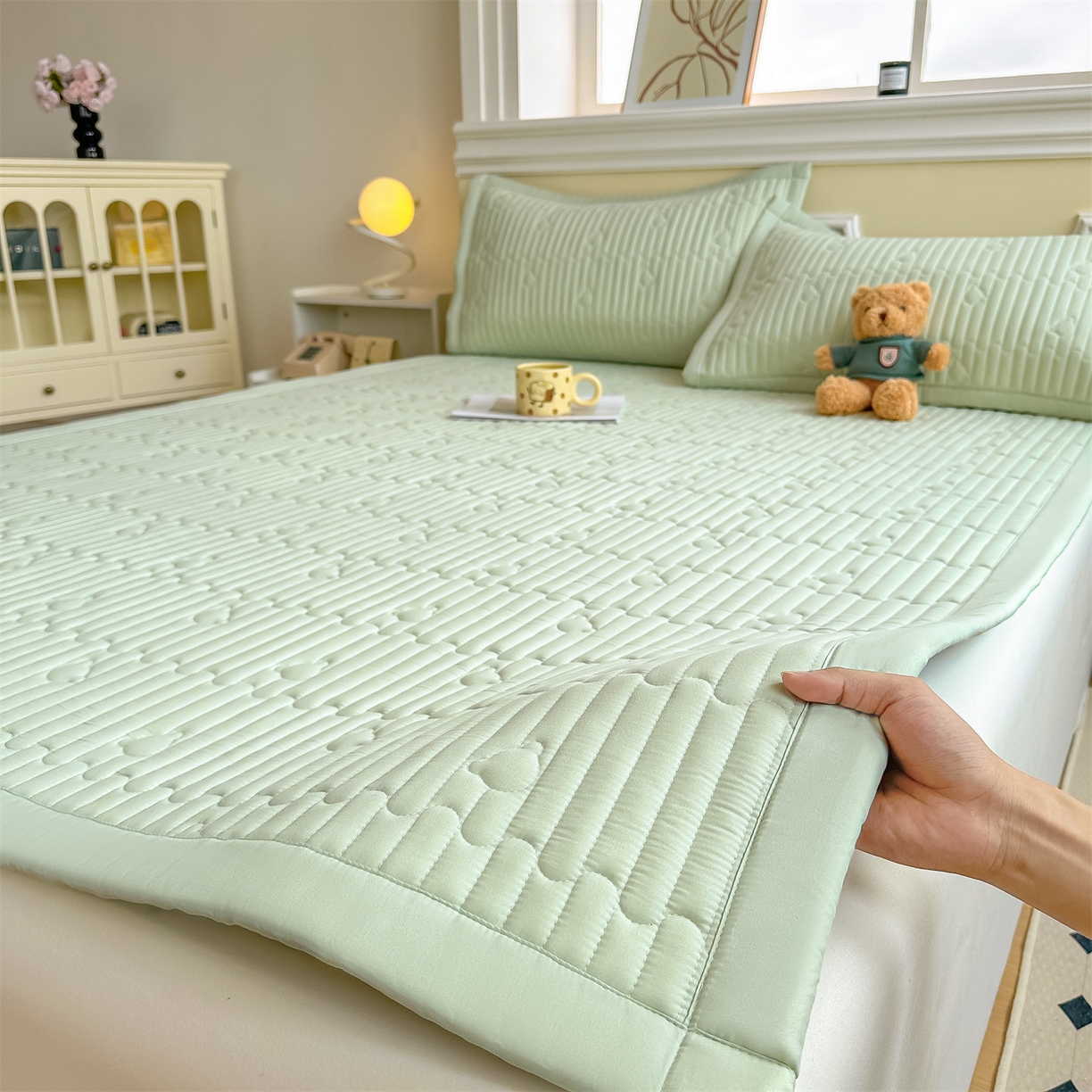 91家纺网 家纺一手货源 找家纺 雯豆家纺 2025新款加厚夹棉床褥子防滑床垫床护垫纯色素色绗缝垫子 爱心熊-床褥款清雅绿
