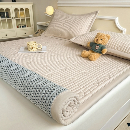 雯豆家纺 2025新款加厚夹棉床褥子防滑床垫床护垫纯色素色绗缝垫子 爱心熊-床褥款奶咖