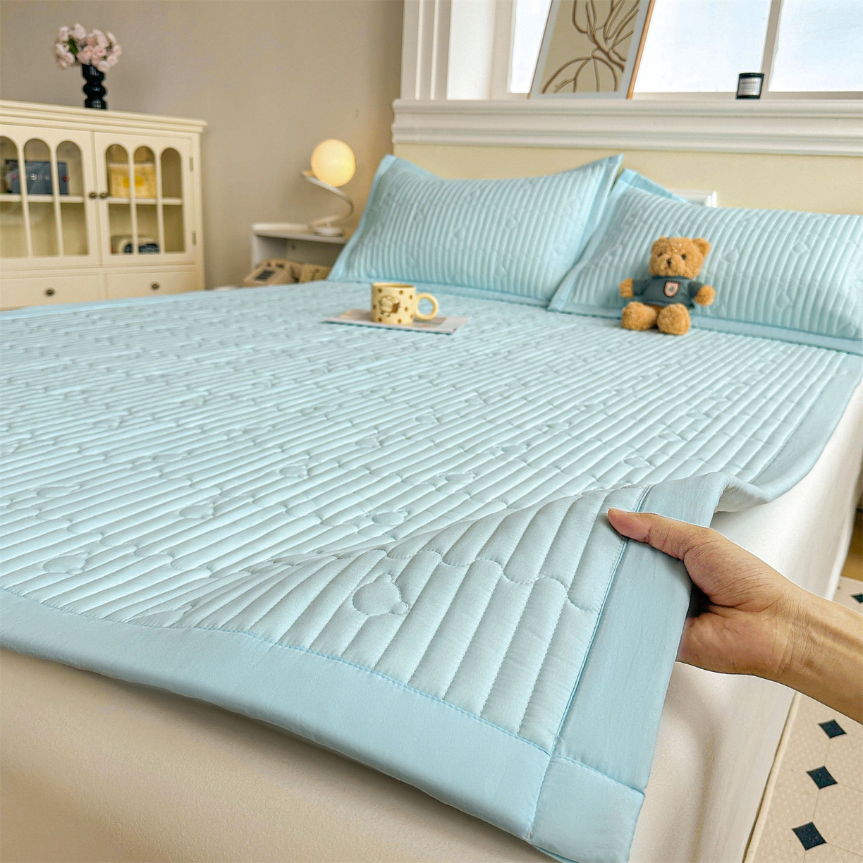 91家纺网 家纺一手货源 找家纺 雯豆家纺 2025新款加厚夹棉床褥子防滑床垫床护垫纯色素色绗缝垫子 爱心熊-床褥款淡水蓝