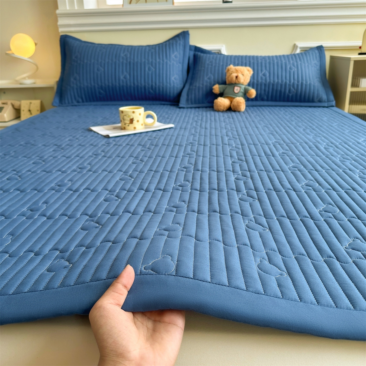 91家纺网 家纺一手货源 找家纺 雯豆家纺 2025新款加厚夹棉床褥子防滑床垫床护垫纯色素色绗缝垫子 爱心熊-床褥款黛蓝