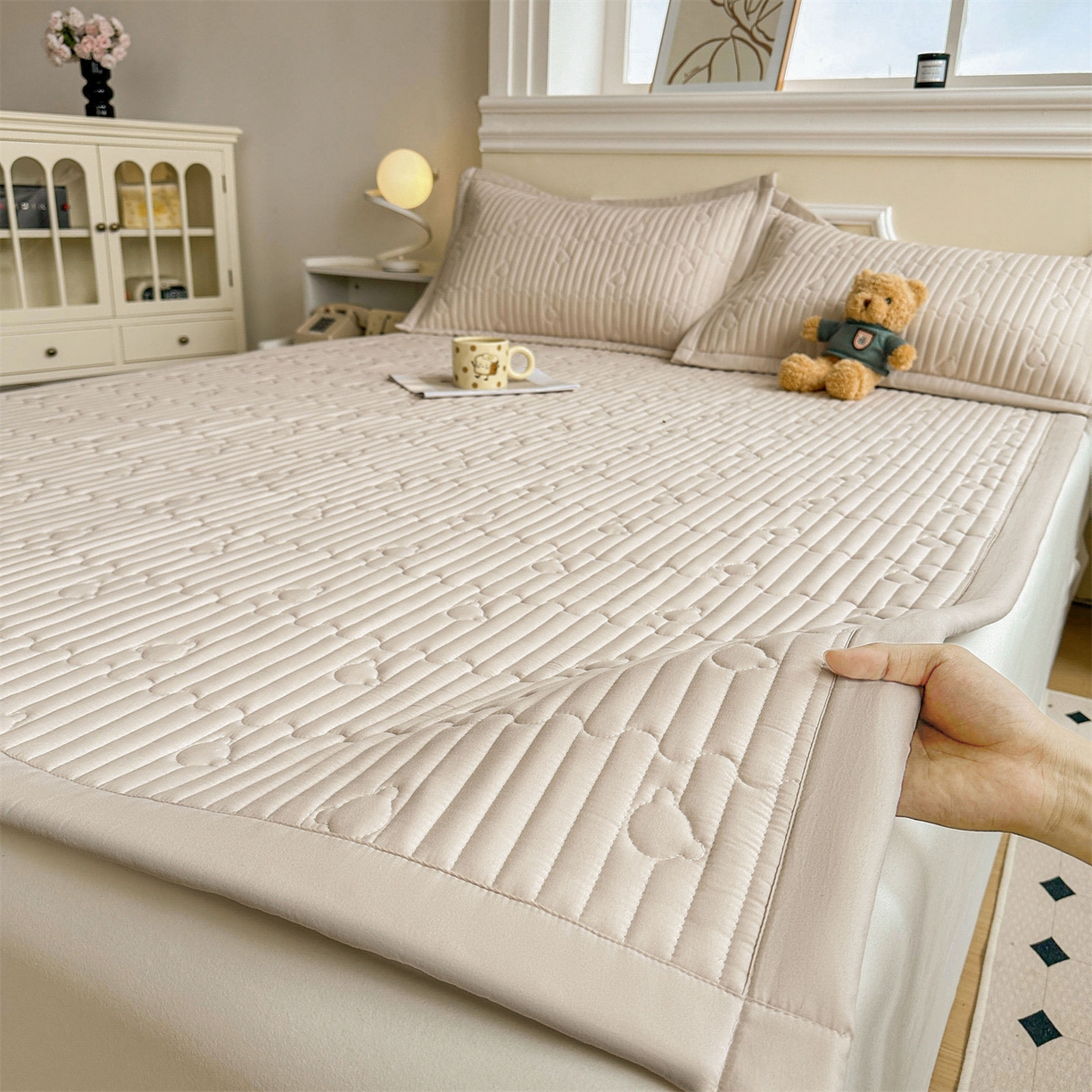 91家纺网 家纺一手货源 找家纺 雯豆家纺 2025新款加厚夹棉床褥子防滑床垫床护垫纯色素色绗缝垫子 爱心熊-床褥款奶咖