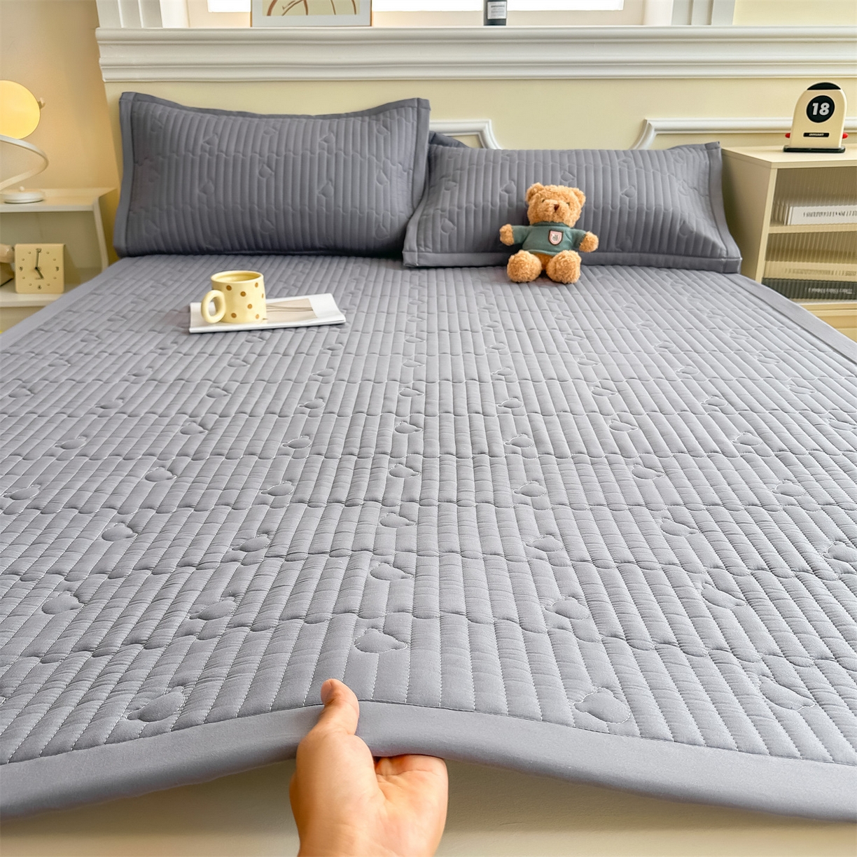 91家纺网 家纺一手货源 找家纺 雯豆家纺 2025新款加厚夹棉床褥子防滑床垫床护垫纯色素色绗缝垫子 爱心熊-床褥款深空灰