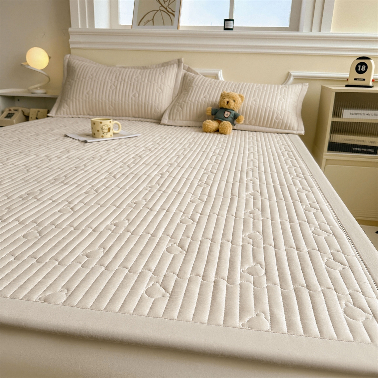 91家纺网 家纺一手货源 找家纺 雯豆家纺 2025新款加厚夹棉床褥子防滑床垫床护垫纯色素色绗缝垫子 爱心熊-床褥款奶咖