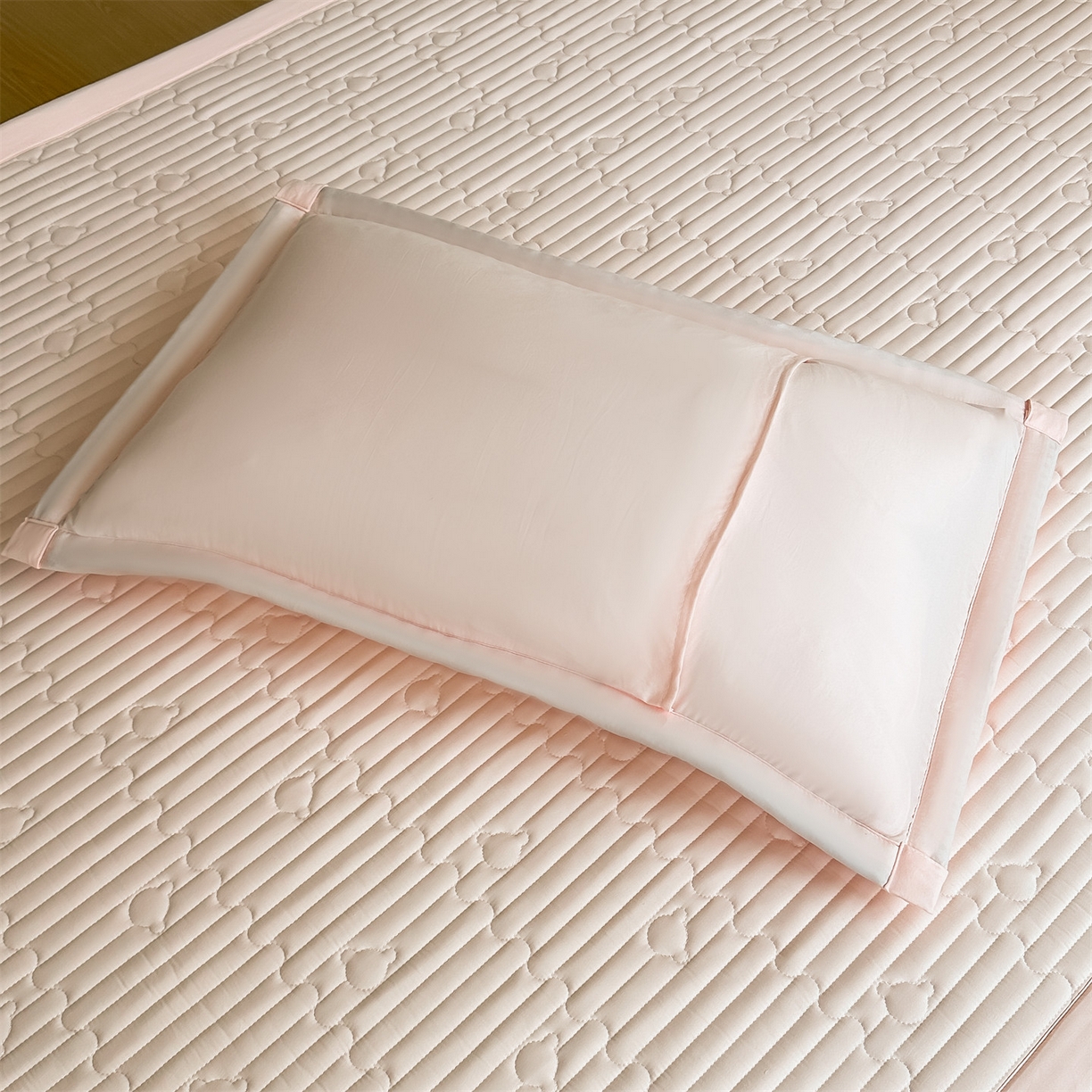 91家纺网 家纺一手货源 找家纺 雯豆家纺 2025新款加厚夹棉床褥子防滑床垫床护垫纯色素色绗缝垫子 爱心熊-床褥款密合粉