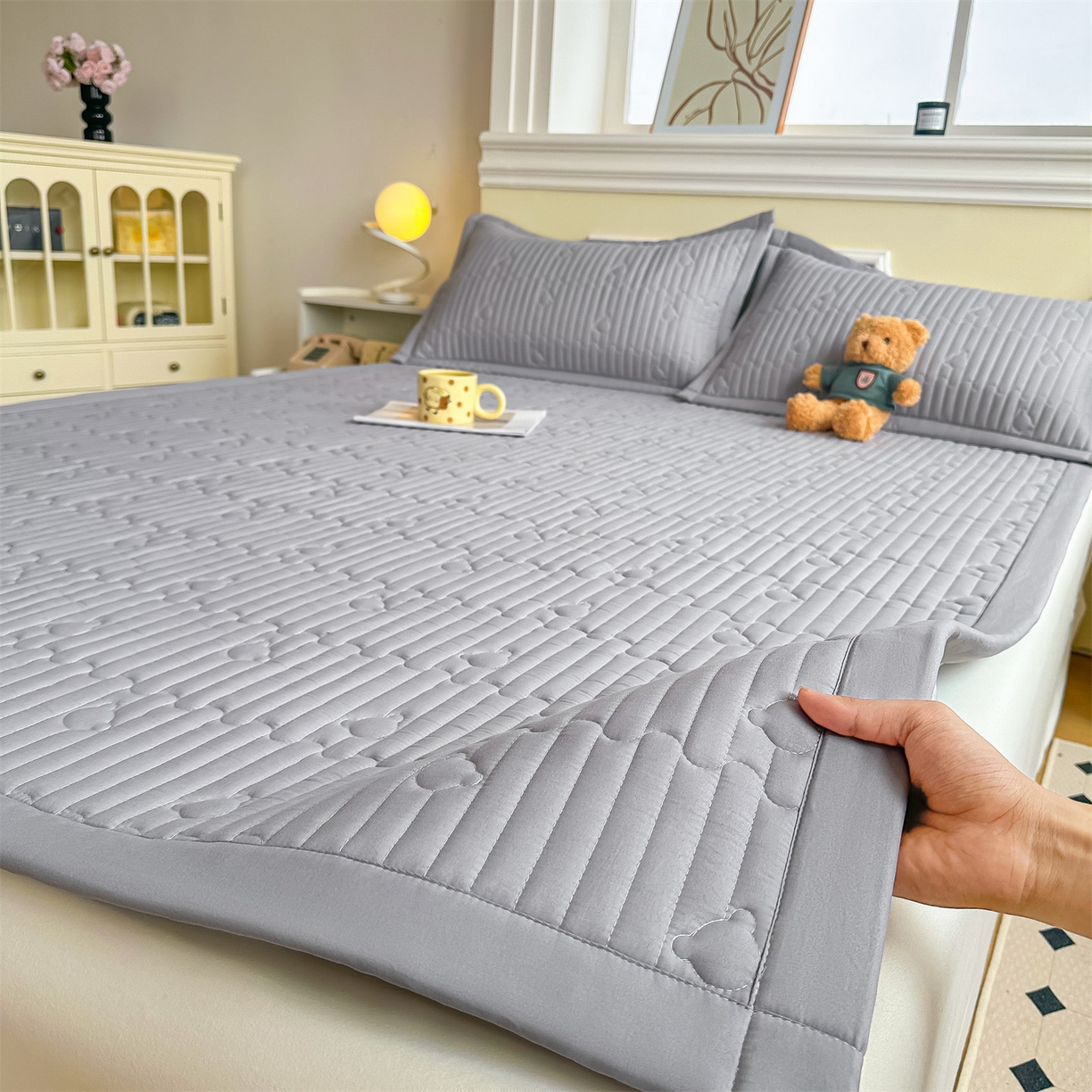 91家纺网 家纺一手货源 找家纺 雯豆家纺 2025新款加厚夹棉床褥子防滑床垫床护垫纯色素色绗缝垫子 爱心熊-床褥款暮云灰