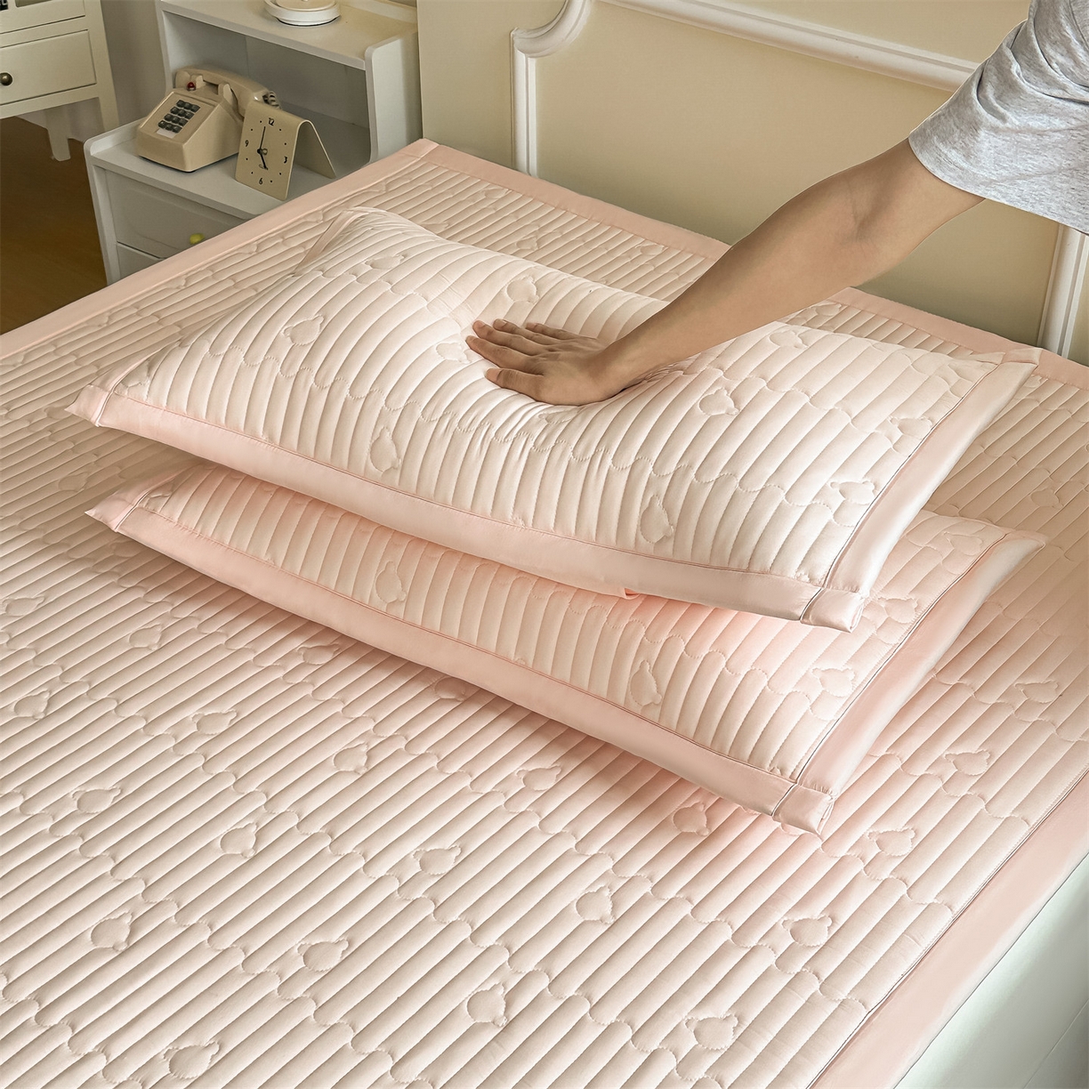 91家纺网 家纺一手货源 找家纺 雯豆家纺 2025新款加厚夹棉床褥子防滑床垫床护垫纯色素色绗缝垫子 爱心熊-床褥款密合粉