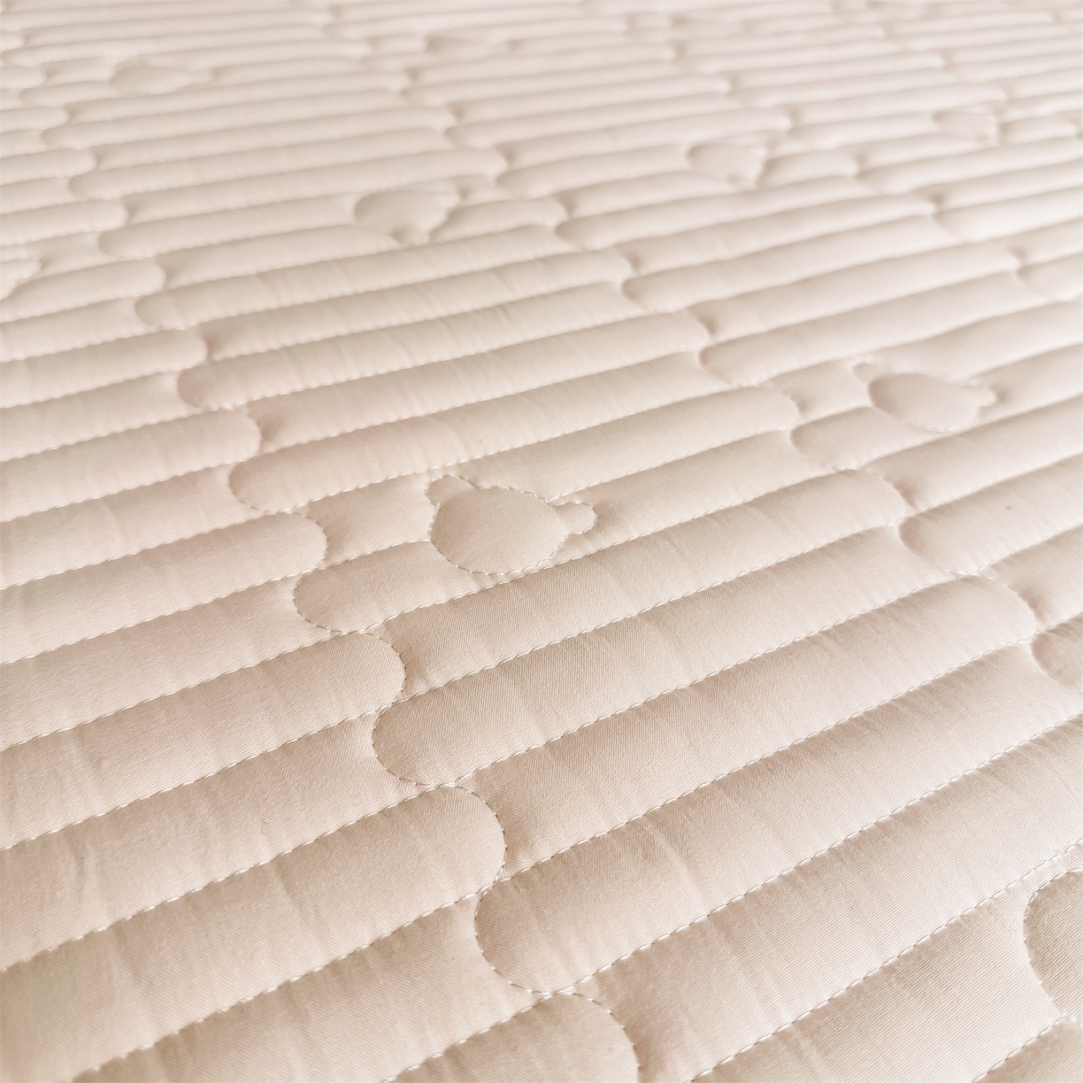 91家纺网 家纺一手货源 找家纺 雯豆家纺 2025新款加厚夹棉床褥子防滑床垫床护垫纯色素色绗缝垫子 爱心熊-床褥款密合粉