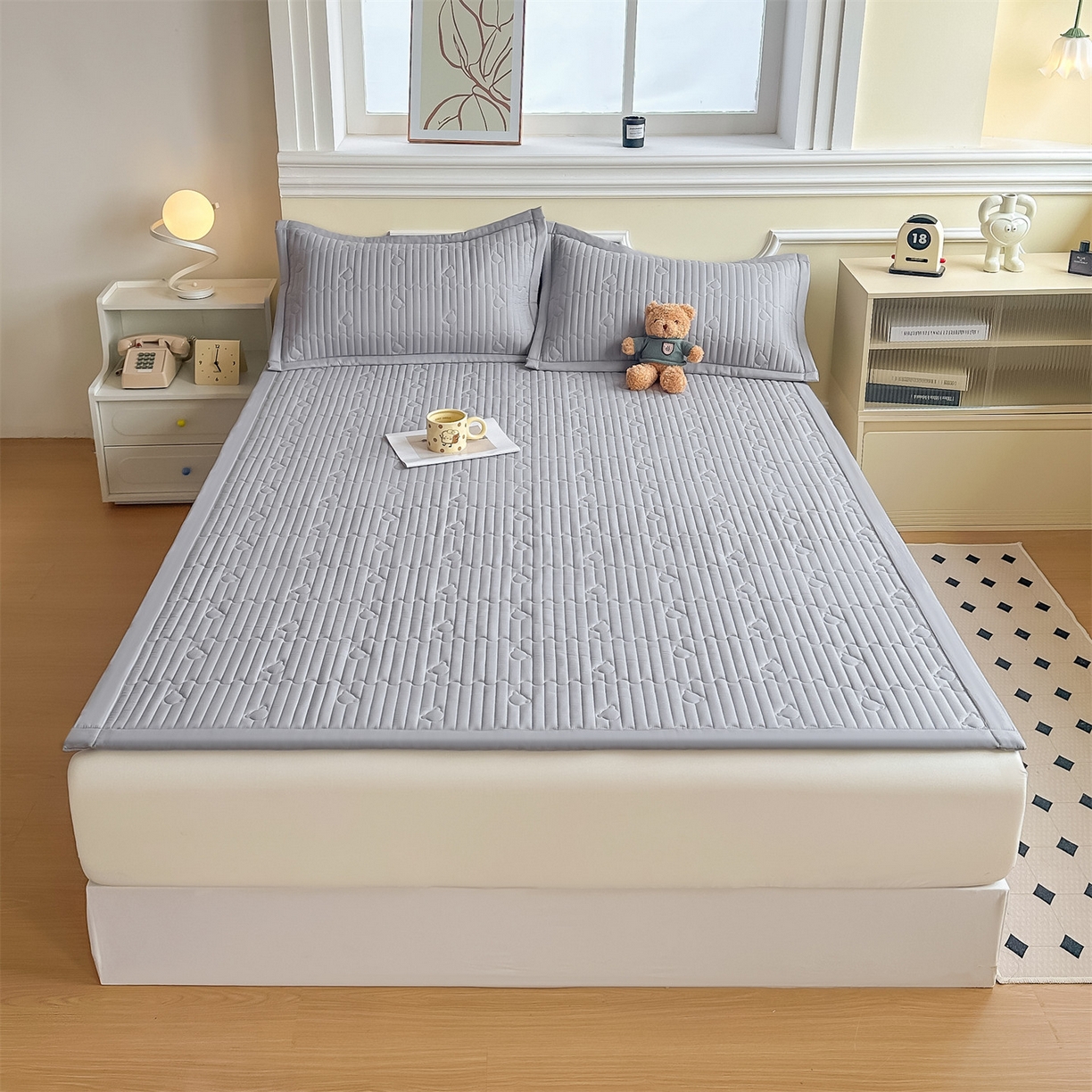 91家纺网 家纺一手货源 找家纺 雯豆家纺 2025新款加厚夹棉床褥子防滑床垫床护垫纯色素色绗缝垫子 爱心熊-床褥款暮云灰