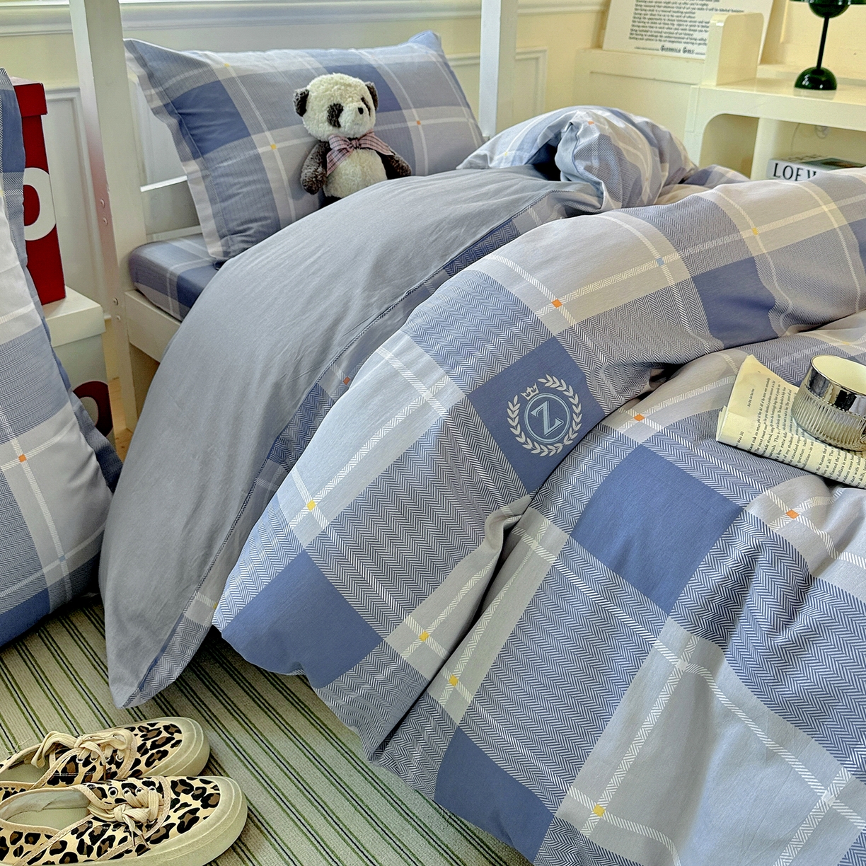 91家纺网 家纺一手货源 找家纺 依庭 2025新款全棉印花学生三件套宿舍三件套全棉三件套纯棉三件套 英伦风