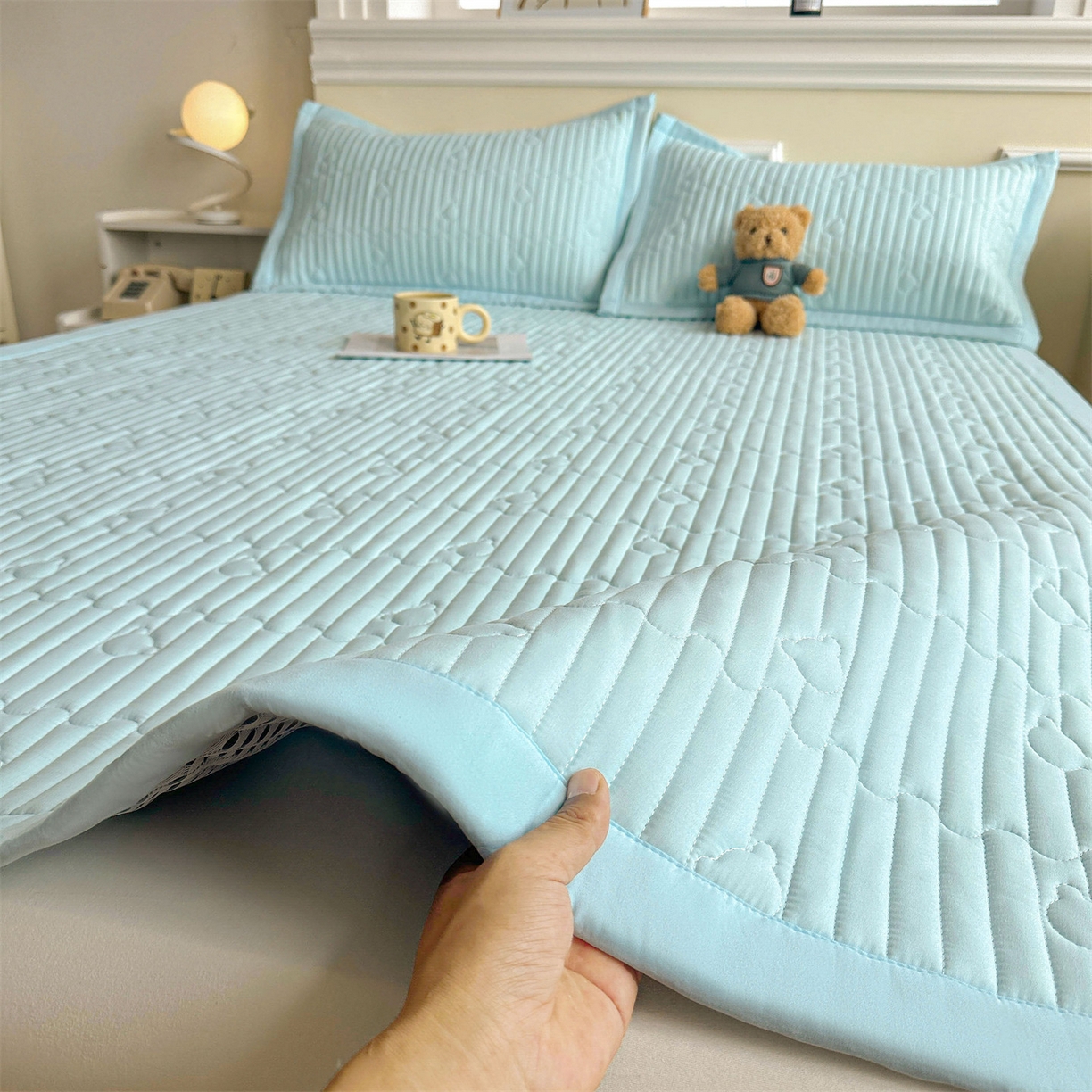 91家纺网 家纺一手货源 找家纺 雯豆家纺 2025新款加厚夹棉床褥子防滑床垫床护垫纯色素色绗缝垫子 爱心熊-床褥款淡水蓝