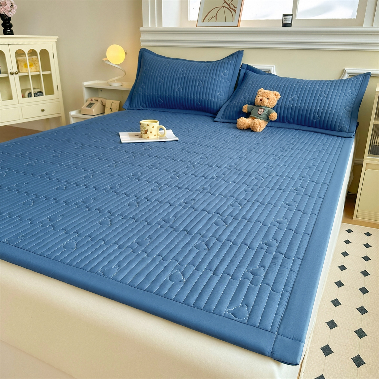 91家纺网 家纺一手货源 找家纺 雯豆家纺 2025新款加厚夹棉床褥子防滑床垫床护垫纯色素色绗缝垫子 爱心熊-床褥款黛蓝