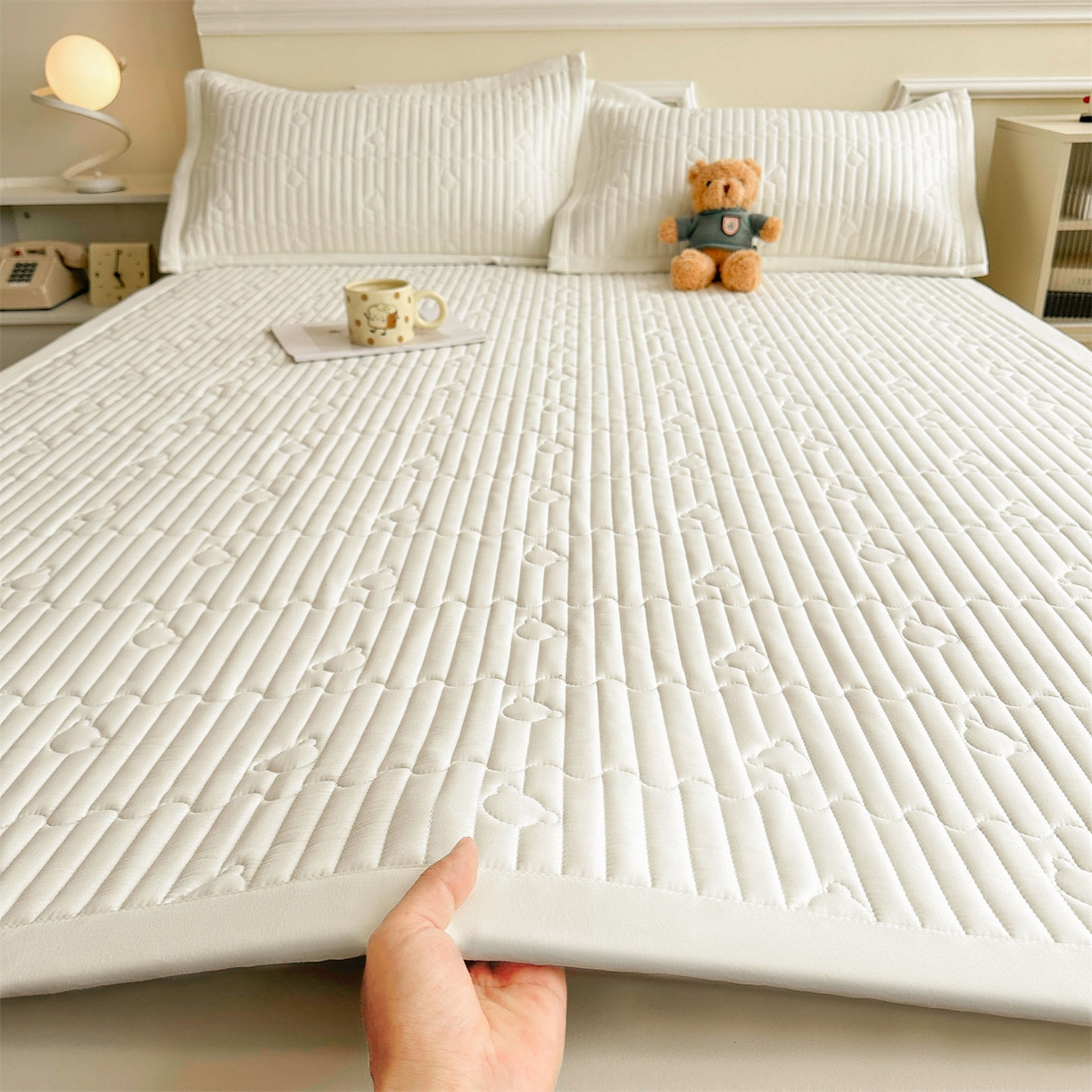 91家纺网 家纺一手货源 找家纺 雯豆家纺 2025新款加厚夹棉床褥子防滑床垫床护垫纯色素色绗缝垫子 爱心熊-床褥款月光白