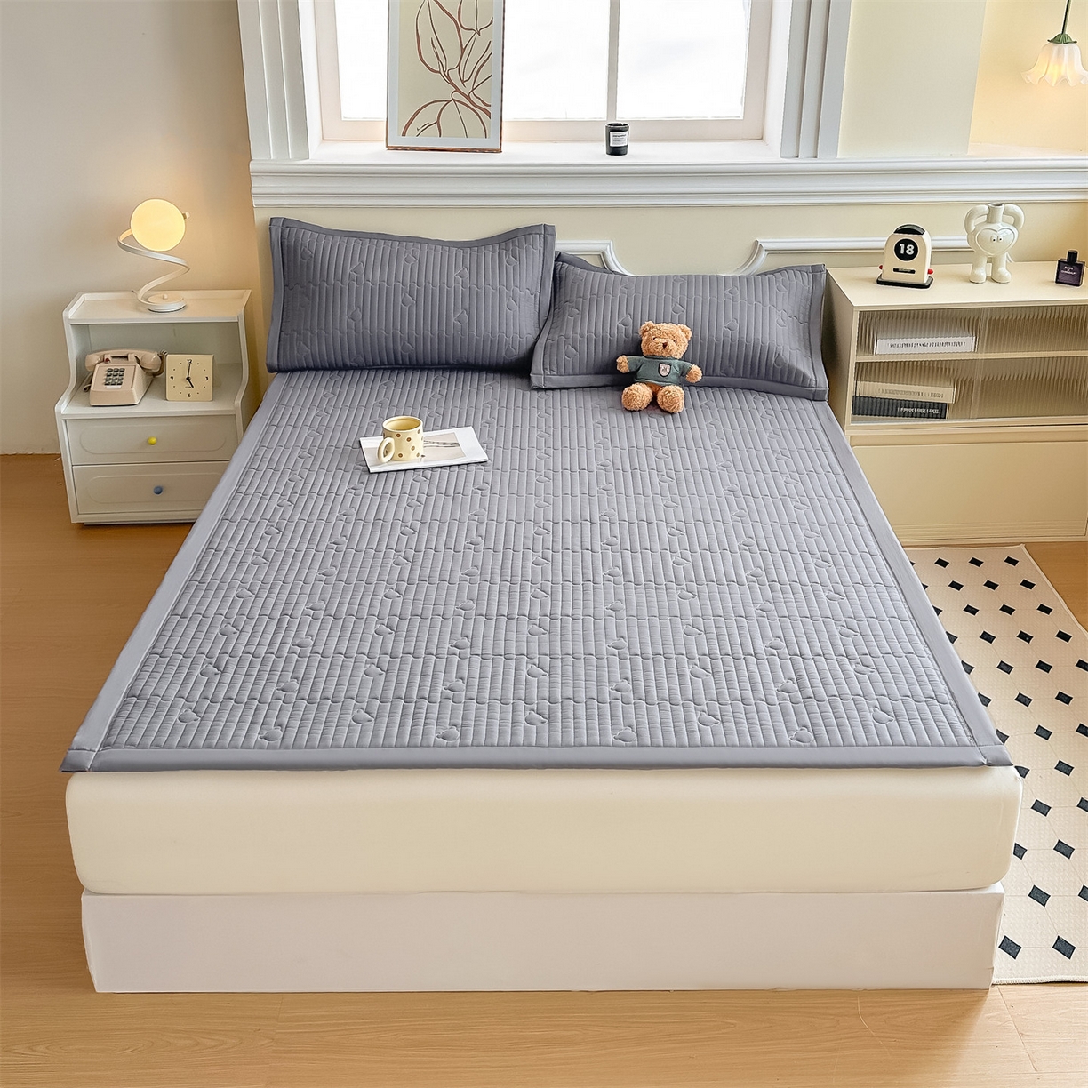 91家纺网 家纺一手货源 找家纺 雯豆家纺 2025新款加厚夹棉床褥子防滑床垫床护垫纯色素色绗缝垫子 爱心熊-床褥款深空灰