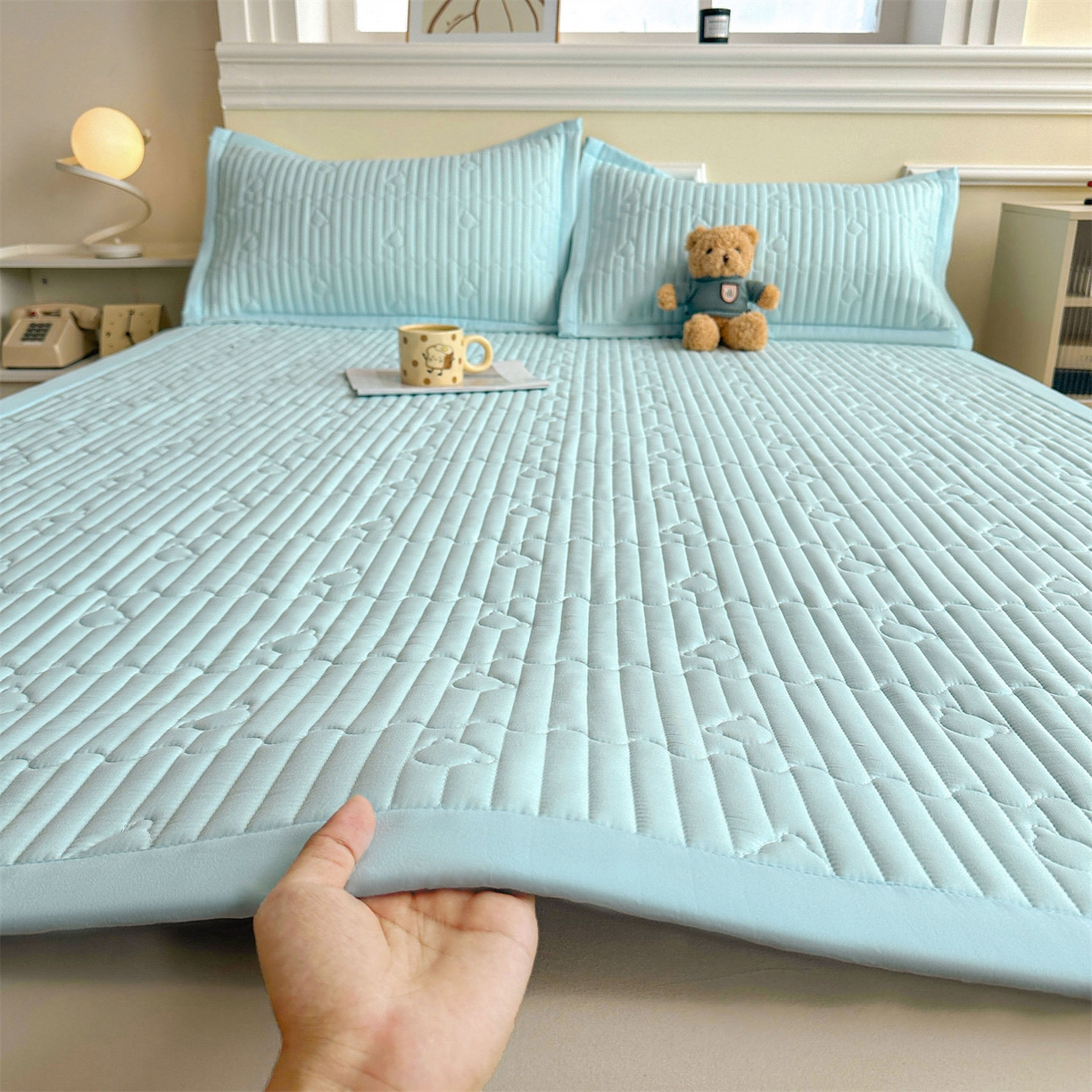 91家纺网 家纺一手货源 找家纺 雯豆家纺 2025新款加厚夹棉床褥子防滑床垫床护垫纯色素色绗缝垫子 爱心熊-床褥款淡水蓝