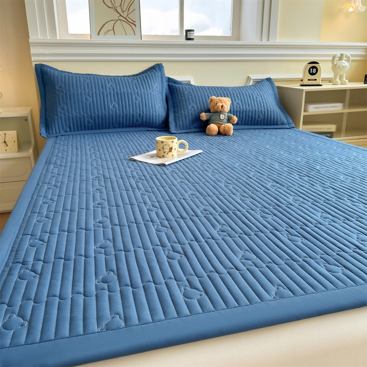 91家纺网 家纺一手货源 找家纺 雯豆家纺 2025新款加厚夹棉床褥子防滑床垫床护垫纯色素色绗缝垫子 爱心熊-床褥款黛蓝