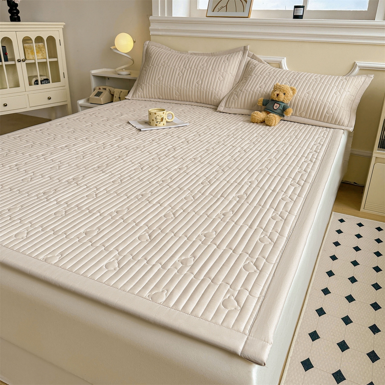 91家纺网 家纺一手货源 找家纺 雯豆家纺 2025新款加厚夹棉床褥子防滑床垫床护垫纯色素色绗缝垫子 爱心熊-床褥款奶咖