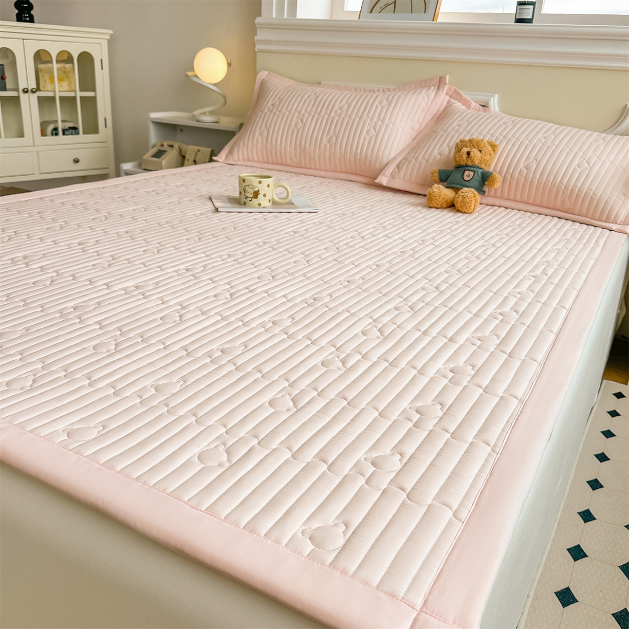 91家纺网 家纺一手货源 找家纺 雯豆家纺 2025新款加厚夹棉床褥子防滑床垫床护垫纯色素色绗缝垫子 爱心熊-床褥款密合粉