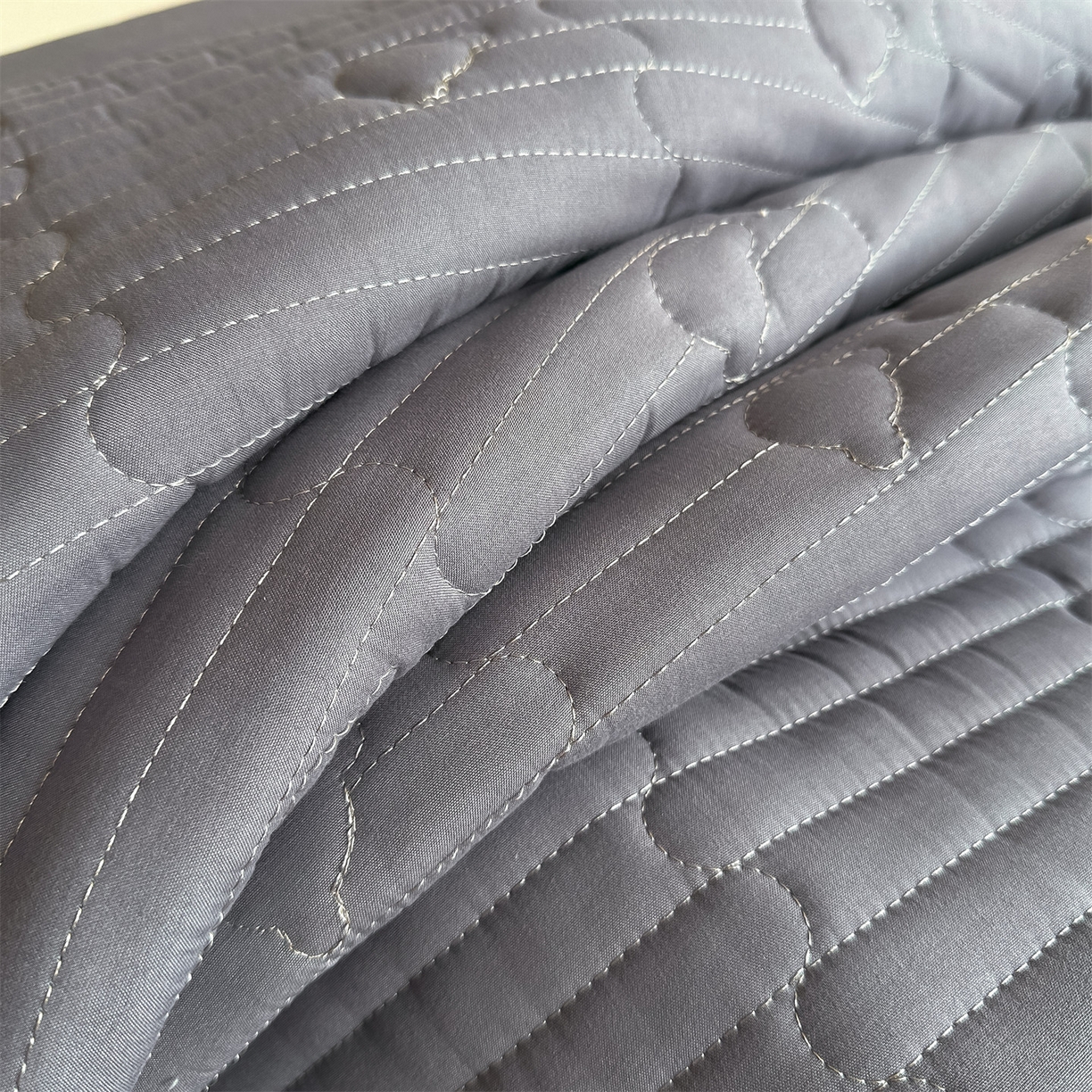 91家纺网 家纺一手货源 找家纺 雯豆家纺 2025新款加厚夹棉床褥子防滑床垫床护垫纯色素色绗缝垫子 爱心熊-床褥款深空灰