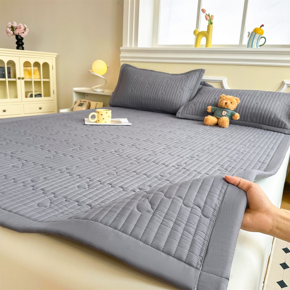 91家纺网 家纺一手货源 找家纺 雯豆家纺 2025新款加厚夹棉床褥子防滑床垫床护垫纯色素色绗缝垫子 爱心熊-床褥款深空灰