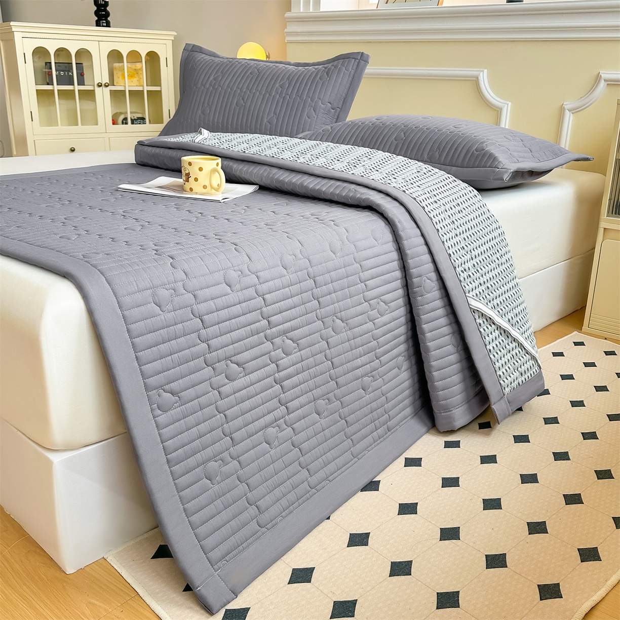 91家纺网 家纺一手货源 找家纺 雯豆家纺 2025新款加厚夹棉床褥子防滑床垫床护垫纯色素色绗缝垫子 爱心熊-床褥款深空灰