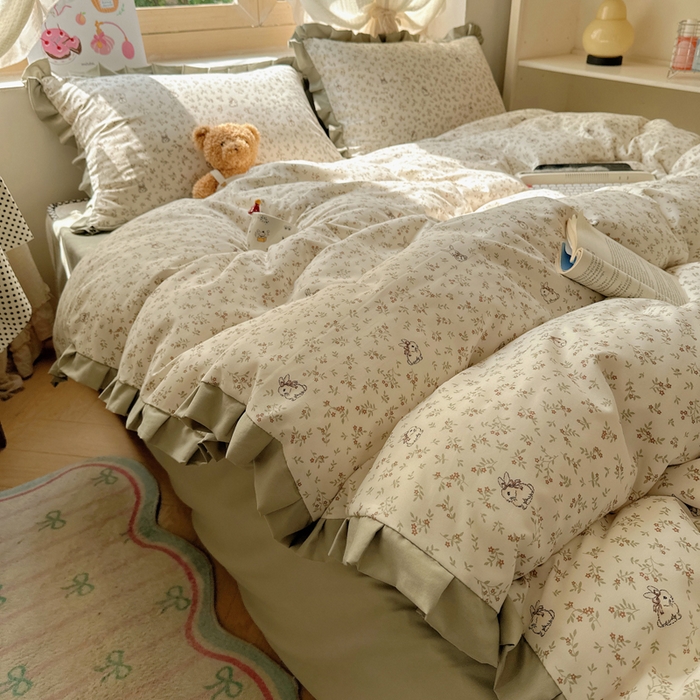 91家纺网 家纺一手货源 找家纺 韩巢家纺 2025新款针织双层纱花边款被套直播热销款四件套学生宿舍床单三件套-（提供卖家秀） 花田薇