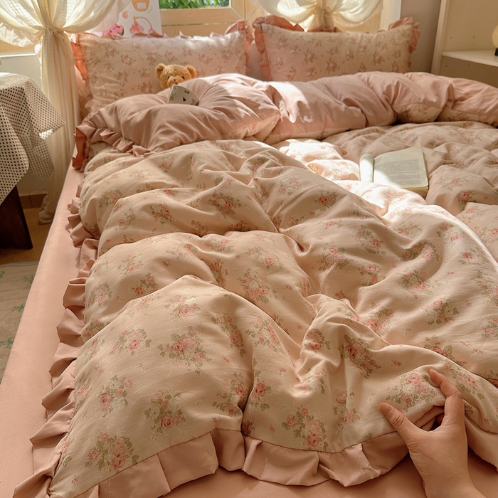 91家纺网 家纺一手货源 找家纺 韩巢家纺 2025新款针织双层纱花边款被套直播热销款四件套学生宿舍床单三件套-（提供卖家秀） 春和豆沙