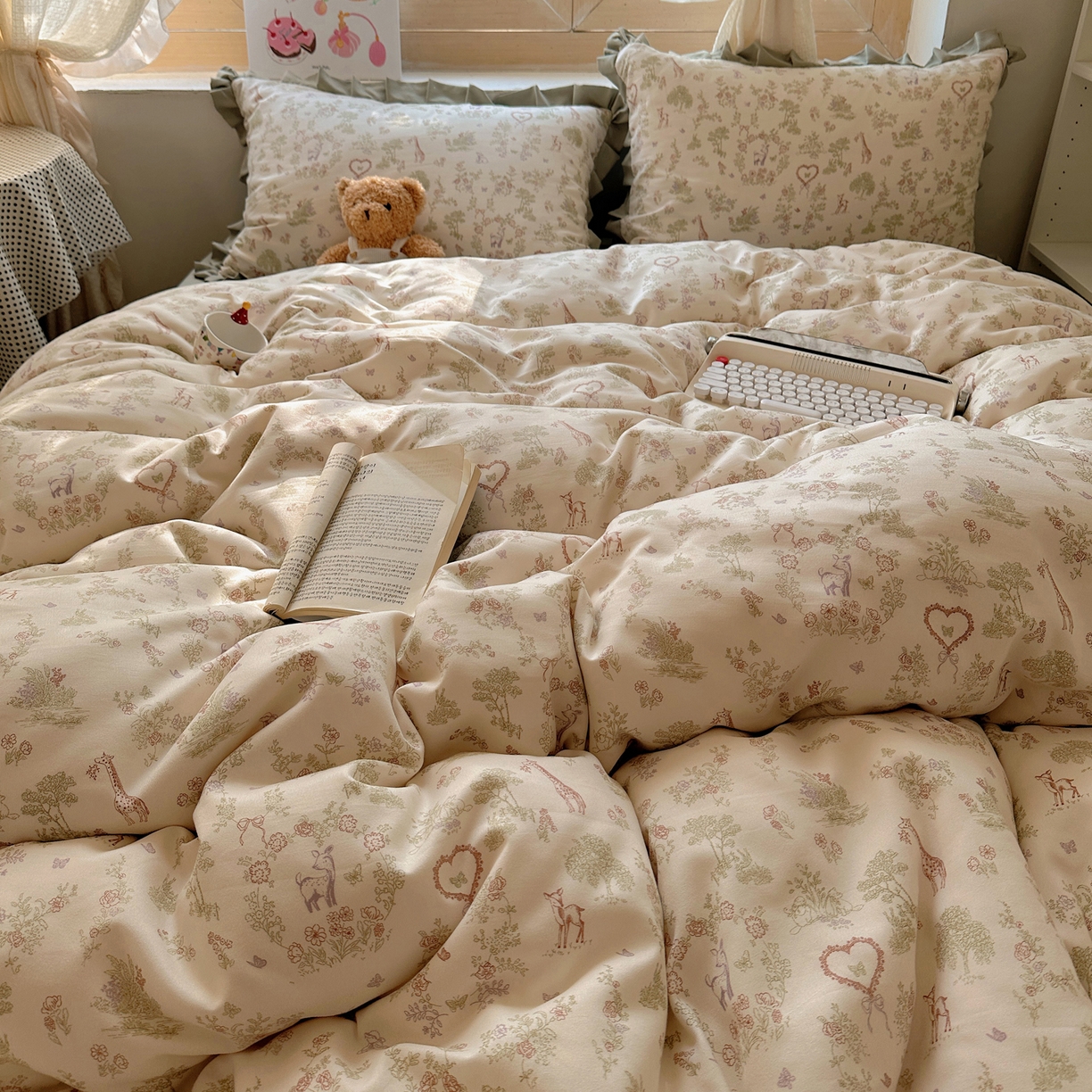 91家纺网 家纺一手货源 找家纺 韩巢家纺 2025新款针织双层纱花边款被套直播热销款四件套学生宿舍床单三件套-（提供卖家秀） 魔法森林