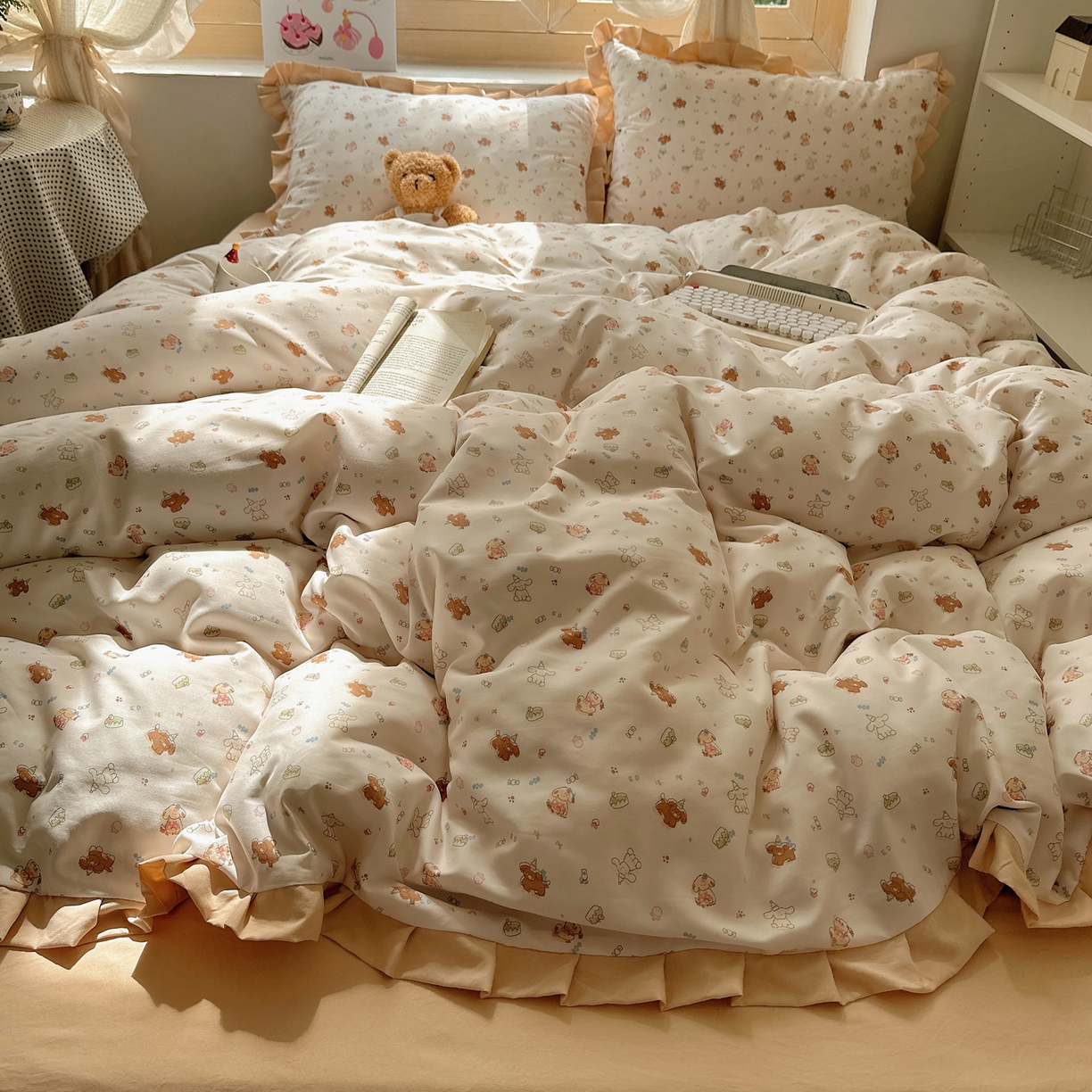 91家纺网 家纺一手货源 找家纺 韩巢家纺 2025新款针织双层纱花边款被套直播热销款四件套学生宿舍床单三件套-（提供卖家秀） 奶油狗