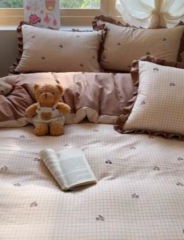 91家纺网 家纺一手货源 找家纺 韩巢家纺 2025新款针织双层纱花边款被套直播热销款四件套学生宿舍床单三件套-（提供卖家秀） 巧克力