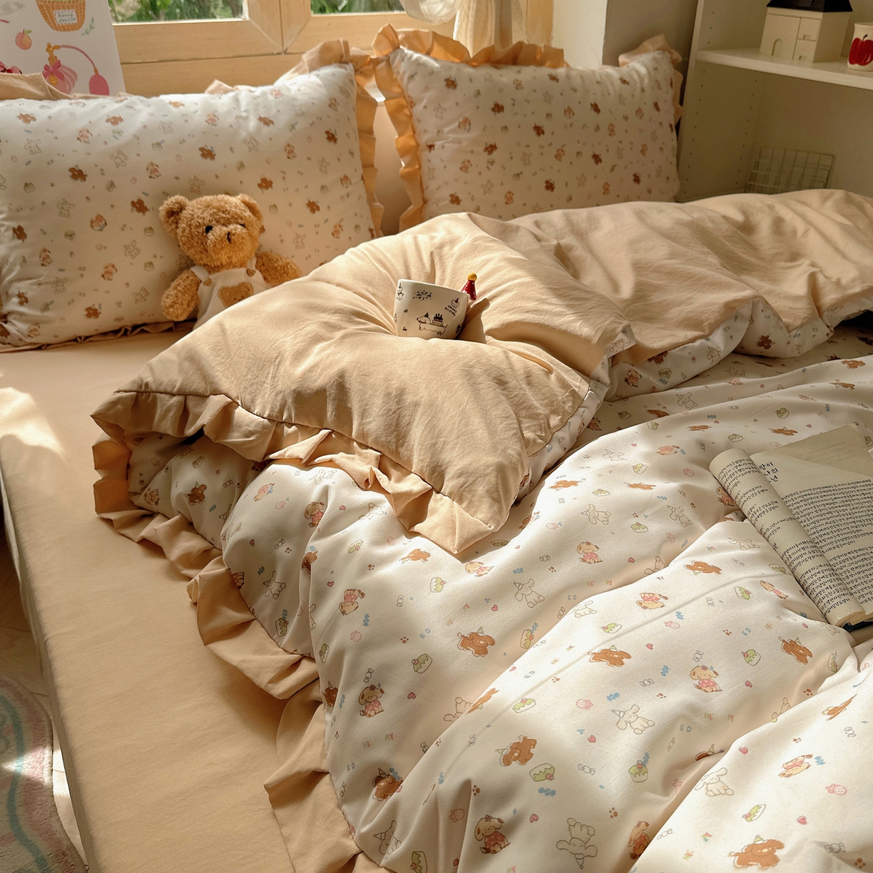 91家纺网 家纺一手货源 找家纺 韩巢家纺 2025新款针织双层纱花边款被套直播热销款四件套学生宿舍床单三件套-（提供卖家秀） 奶油狗