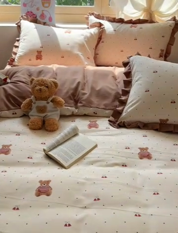 91家纺网 家纺一手货源 找家纺 韩巢家纺 2025新款针织双层纱花边款被套直播热销款四件套学生宿舍床单三件套-（提供卖家秀） 叮当熊