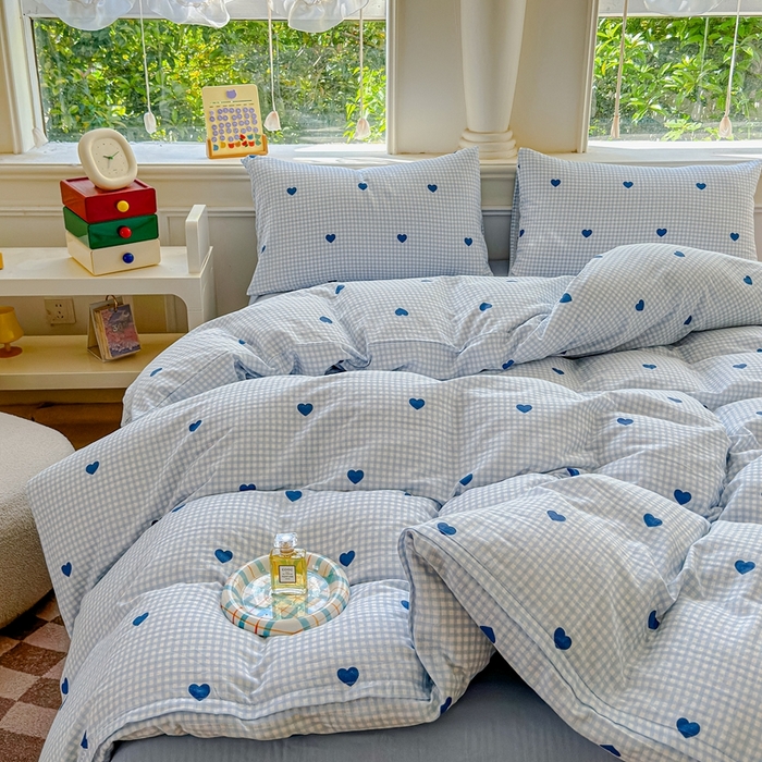 91家纺网 家纺一手货源 找家纺 感遇家纺2025新款全棉双层纱纤柔四件套 格子爱心蓝