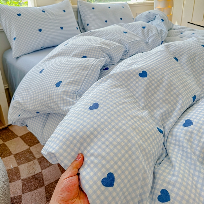 91家纺网 家纺一手货源 找家纺 感遇家纺2025新款全棉双层纱纤柔四件套 格子爱心蓝