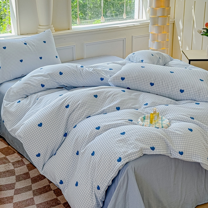 91家纺网 家纺一手货源 找家纺 感遇家纺2025新款全棉双层纱纤柔四件套 格子爱心蓝