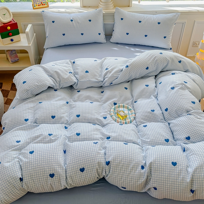 91家纺网 家纺一手货源 找家纺 感遇家纺2025新款全棉双层纱纤柔四件套 格子爱心蓝