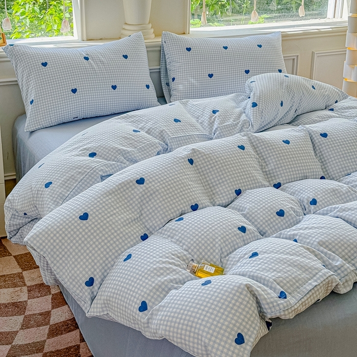 91家纺网 家纺一手货源 找家纺 感遇家纺2025新款全棉双层纱纤柔四件套 格子爱心蓝