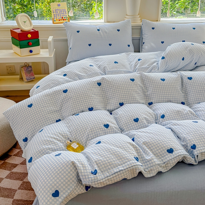 91家纺网 家纺一手货源 找家纺 感遇家纺2025新款全棉双层纱纤柔四件套 格子爱心蓝