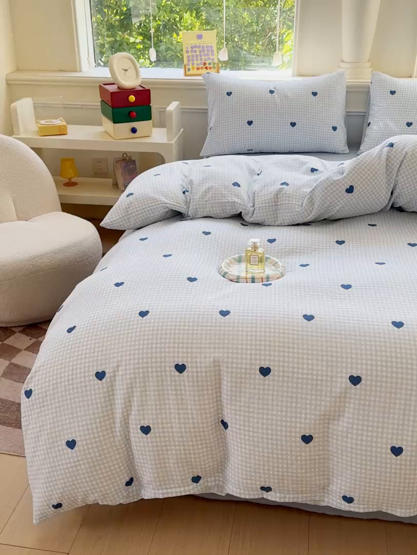 91家纺网 家纺一手货源 找家纺 感遇家纺2025新款全棉双层纱纤柔四件套 格子爱心蓝