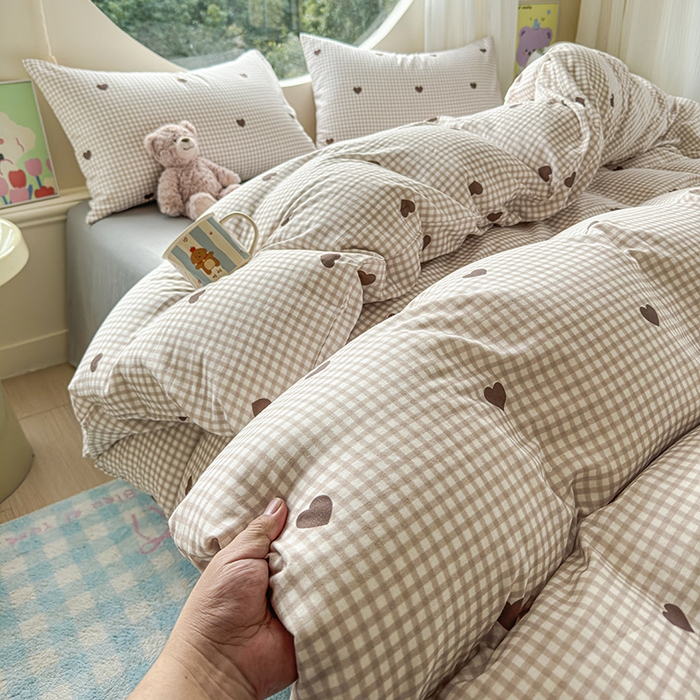 91家纺网 家纺一手货源 找家纺 感遇家纺 2025新款全棉纯棉千柔双层纱四件套 格子爱心咖