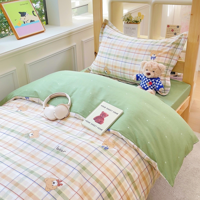 91家纺网 家纺一手货源 找家纺 铭博家纺 新款100%全棉印花学生季宿舍上下铺三件套 艾格小熊